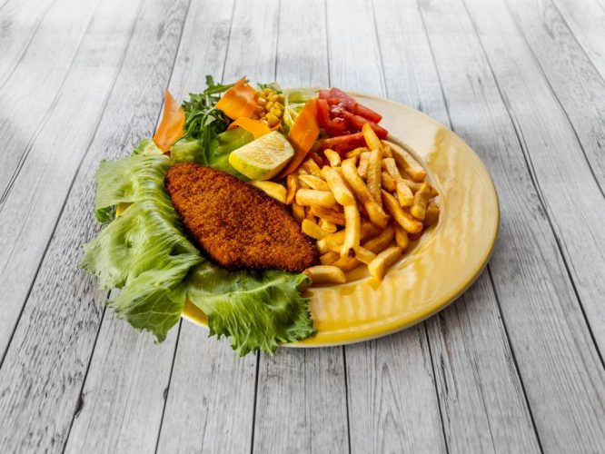 Cotoletta Milanese Con Patatine E Insalata