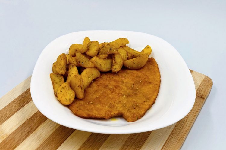 Cotoletta Di Pollo Con Patate A Spicchio