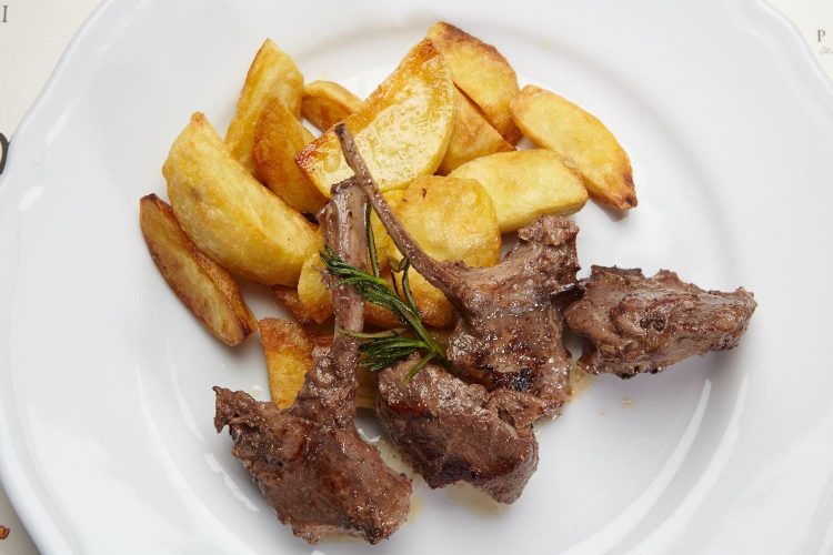 Costolette D’agnello In Padella Con Aromi E Patate Al Forno