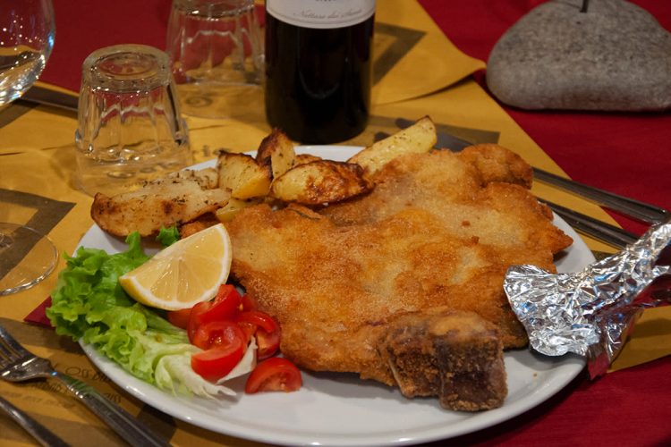 La Cotoletta Di Vitello Degli Sforza Con Le Patate Alla Provenzale