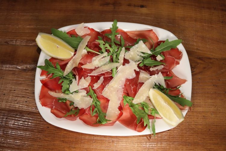 Piatto Di Bresaola, Rucola, Parmigiano E Pomodorini